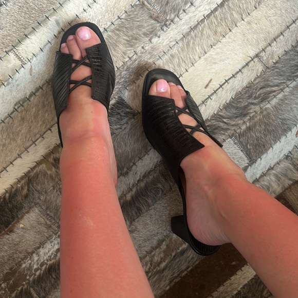 BOTTICELLI black textured leather mules heels size 6